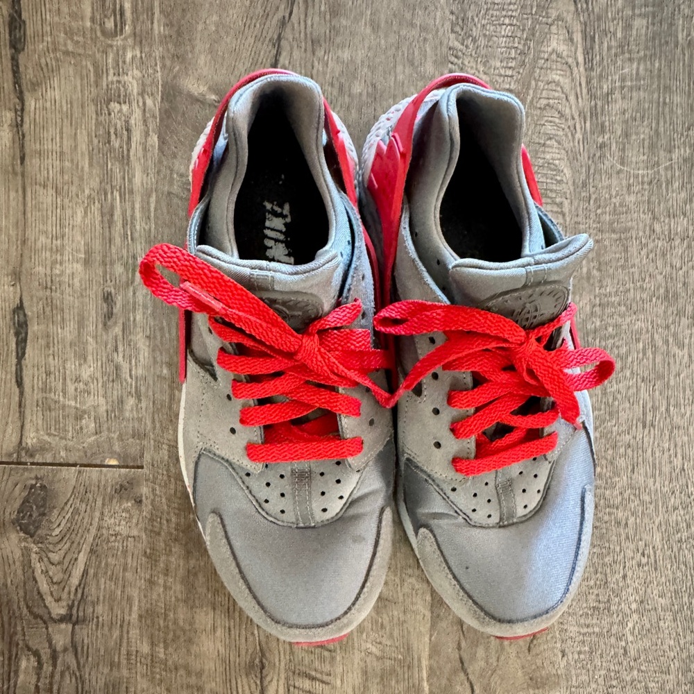 Nike Kids Sneakers in Gray with Red Accents